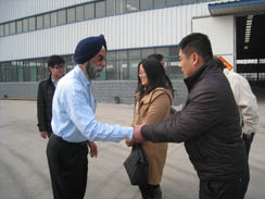 印度客戶來訪，并訂購FYL-850座駕壓路機