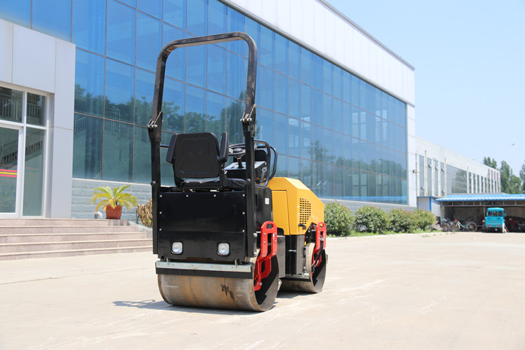 小型振動壓路機，只使用不保養(yǎng)也是萬萬行不通的